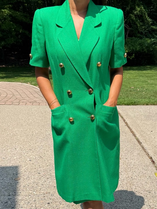 Kasper Dresses & Skirts - Kasper Emerald Green Double-Breasted Short Sleeve Blazer Dress size 8. Like new.